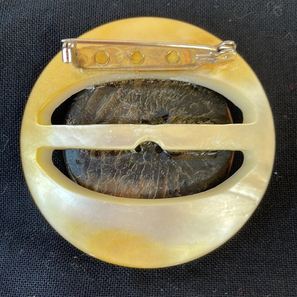 BBJ’S handcrafted vintage button jewelry/pin - Picture 3 of 3